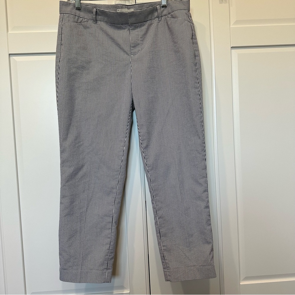 Gap women’s size 8 seersucker Striped Gray white Pants, pockets, preppy, coastal